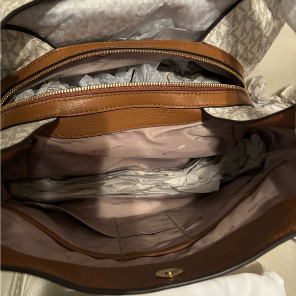 Michael Kors Fulton handbag. Large charm shoulder tote.  Vanilla. - Picture 7 of 16